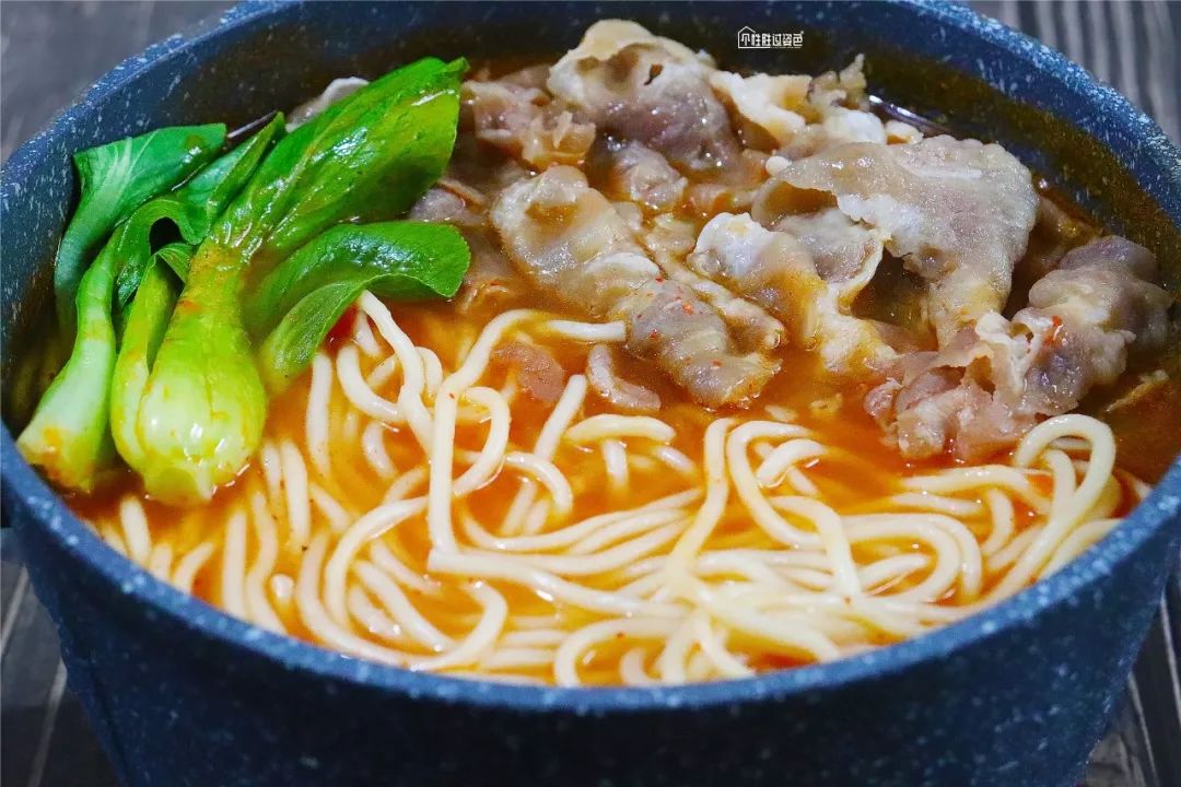 宅在家吃泡面不如做一份番茄肥牛面鲜香浓郁让你告别泡面生活吃的汤汁