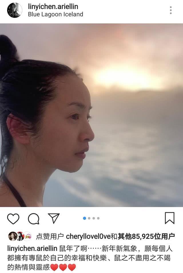 林依晨身着条纹泳衣对着镜头似乎有些许羞涩笑容十分甜美很是清纯