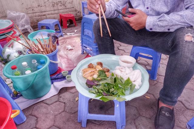 来到越南首都最破旧的老街,和当地人一起在路边吃一些奇怪的食物_街道