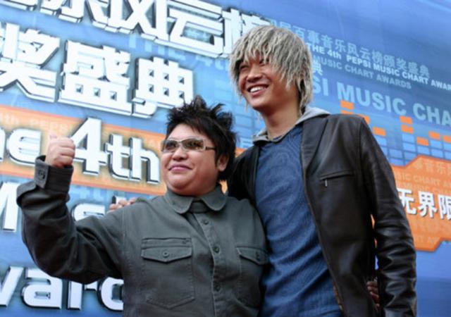 韩红至今未婚,收养了儿子韩厚厚.