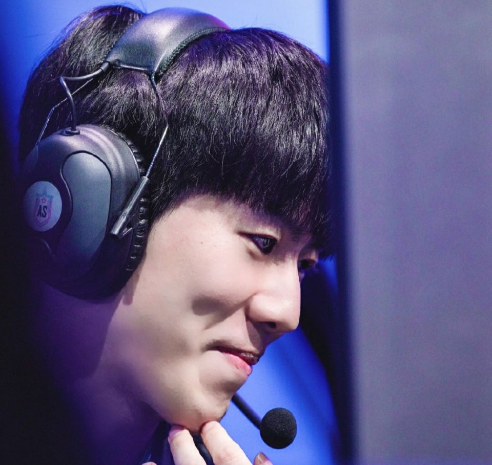 英雄联盟shy哥直播谈理想女友果然还是忘不了那个女人