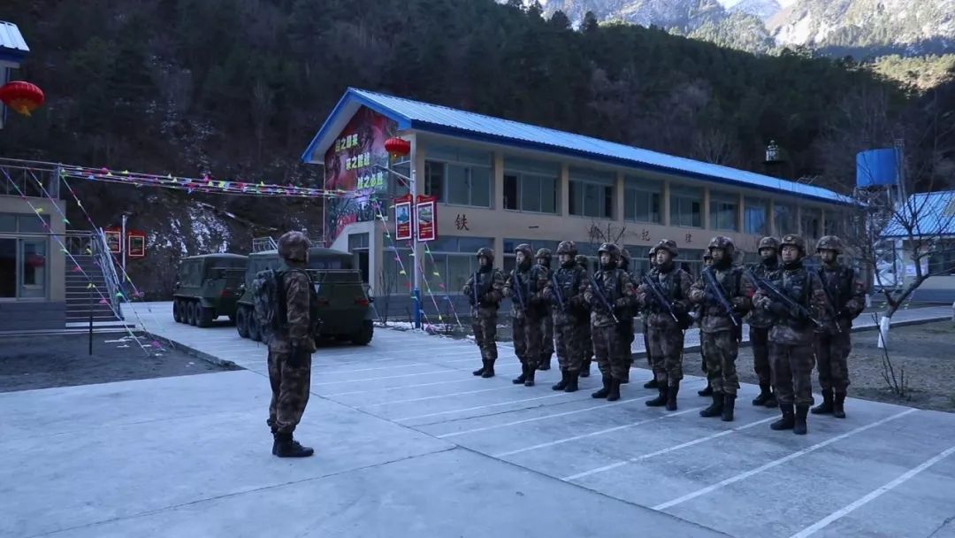 新春走基层记者在战位海拔5360米边防官兵踏雪巡逻