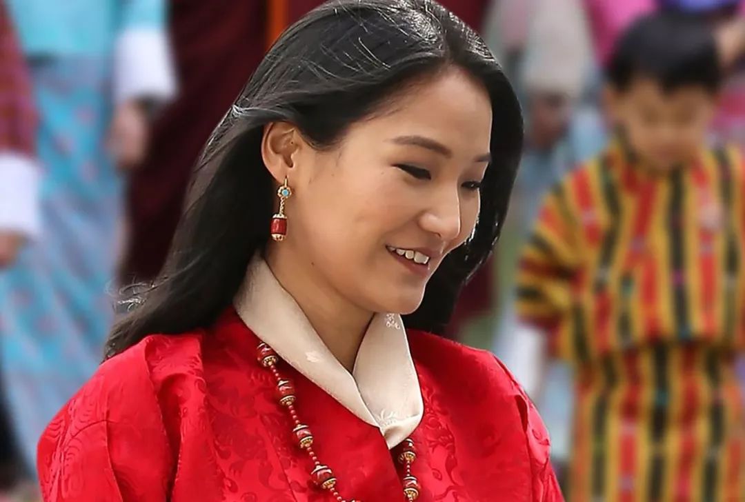 佩玛王后集万千宠爱于一身美人与公公牵手出行看呆了不丹民众