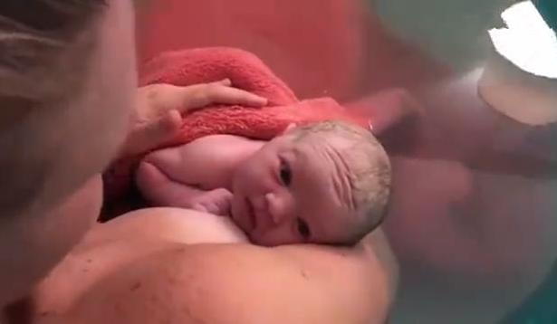 4张图看水中分娩全过程,妈妈脸上还挂着笑容,网友:太轻松了吧_宝宝