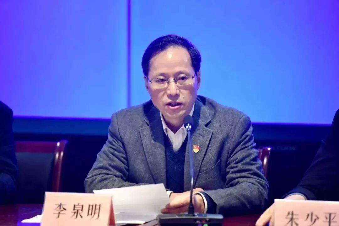 嘉兴市商务局局长李泉明就目前全市生活必需品供应情况回答了记者提问