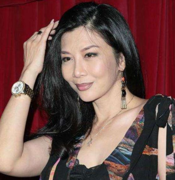 她靠拍"风月片"成影后, 成龙都没有追到手, 如今56岁活成这样_吴家丽