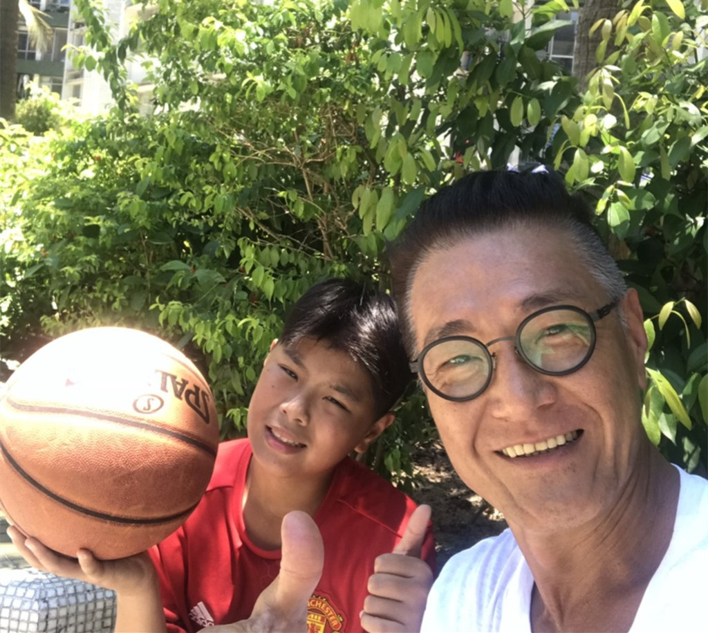 原创60岁卢惠光与15儿子过年晒自拍,笑容和蔼可亲,与戏中判若两人