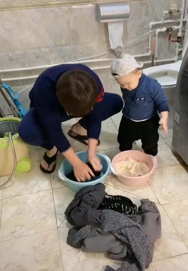 儿子叫妈妈帮忙洗衣服