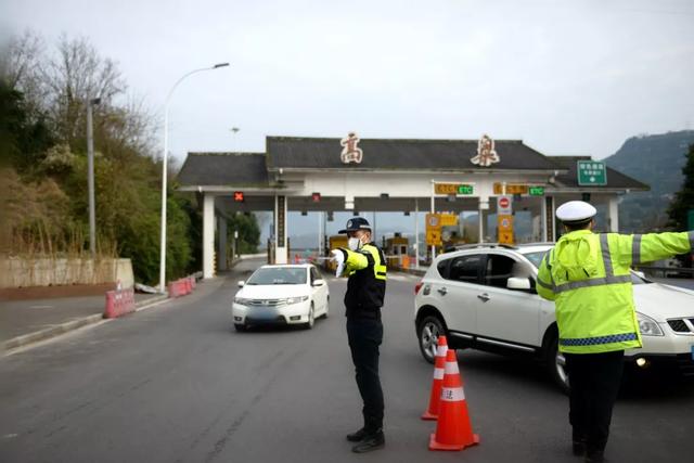 这对万州夫妻你们在高梁收费站放下口罩就走的样子太帅了