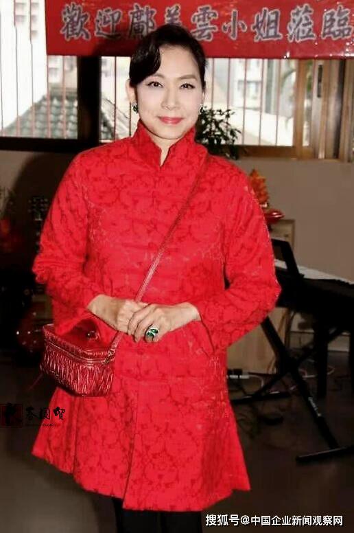 57岁邝美云近照曝光,昔日港姐热心公益,17年为内地捐建57所学校