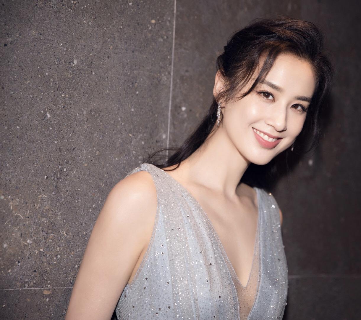 36岁辣妈黄圣依穿衣真"大胆",身穿无袖连衣裙现身,高级又减龄