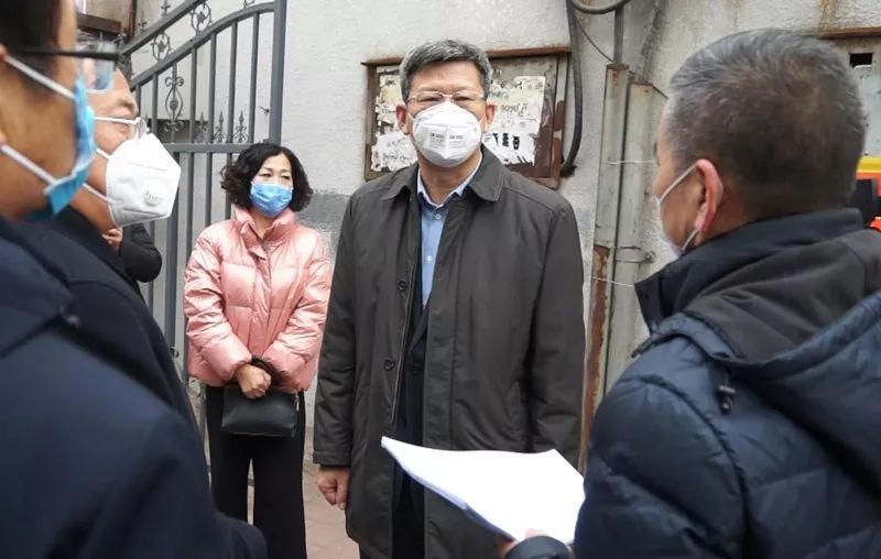 宁城县天义镇长青玉龙小区市委常委,秘书长刘万虎陪同检查.