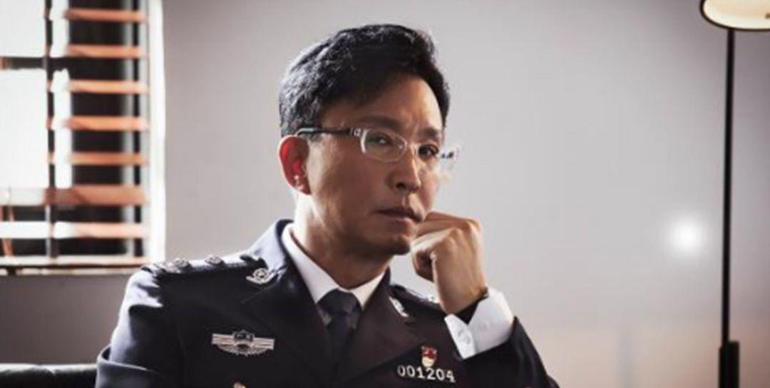 发型和服装都很正派,而这一次吴刚老师饰演的缉毒局长李维民,发型上就