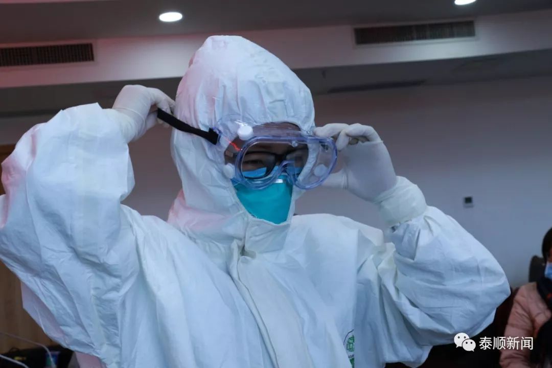 为了做好我们医院医护人员的防护工作,防止医务人员发生感染,我们要
