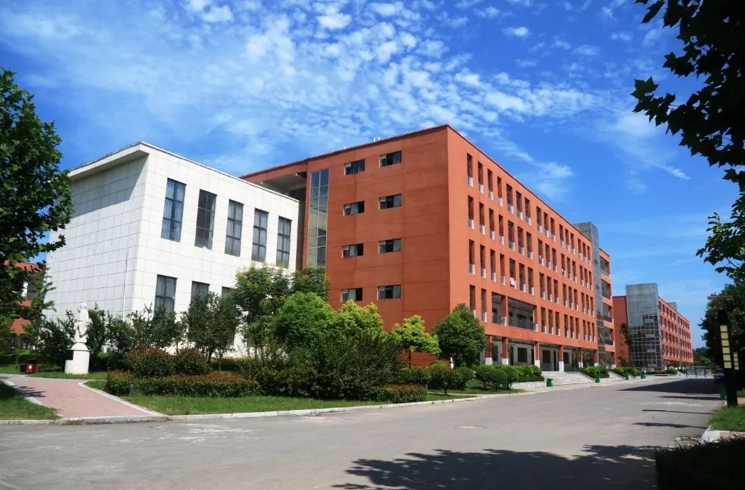 沈丘县第一高级中学始建于1954年,占地面积100亩.