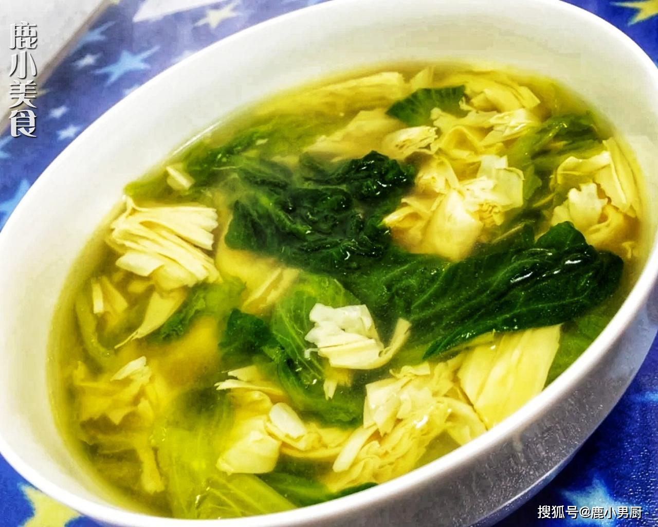 腐竹提前用温水泡软,剪成长短一样的段,沥水备用;生菜洗净后切丝.