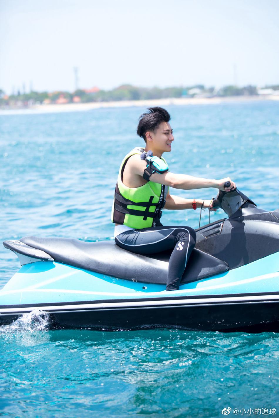 风一样的男子黄子韬骑摩托艇海上冲浪