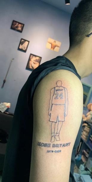 科密用什么方式缅怀他?帮科密免费纹身,熬夜4小时画科比