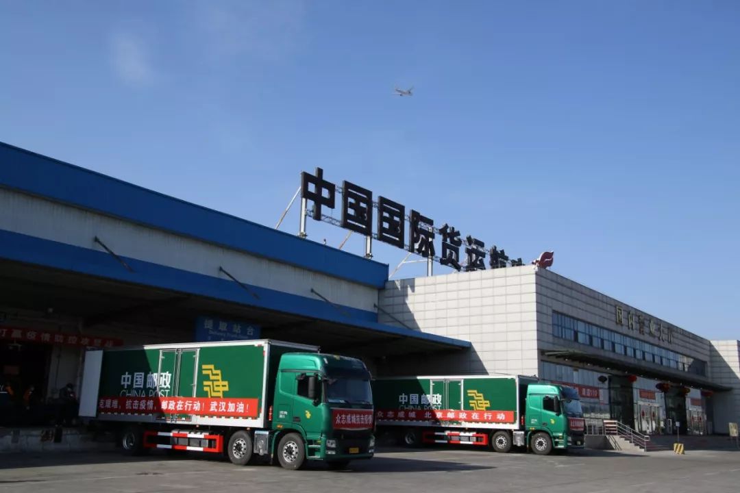 1月29日5:30,北京邮政物流业务分公司国药项目部业务主管刘海龙带领8