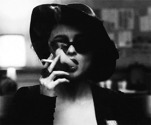 沧桑指尖夹着一支香烟,静静地不说话是一件令人赏心悦目的事女人抽烟