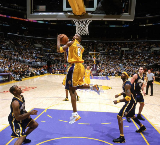 1996年nba选秀中,科比在第1轮第13位被夏洛特黄蜂队选中,后转至洛杉矶