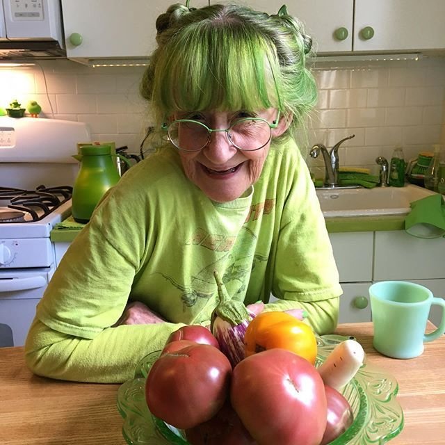 这个全身原谅色的老奶奶,过出了许多人想要的生活_绿色