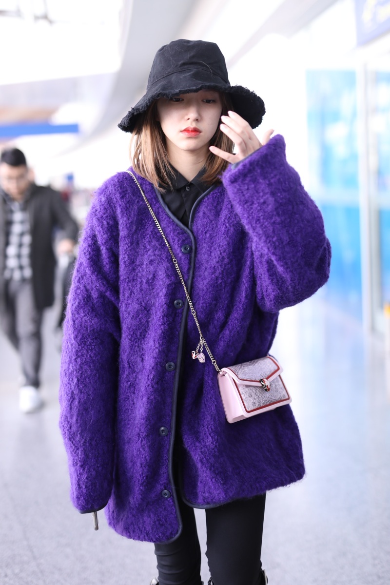 程潇穿紫色外套现身 踩骑士靴酷飒有型