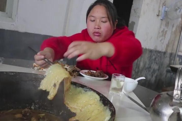 胖妹偷懒不想在家做饭花130元吃地锅鸡结果却吃不完兜着走