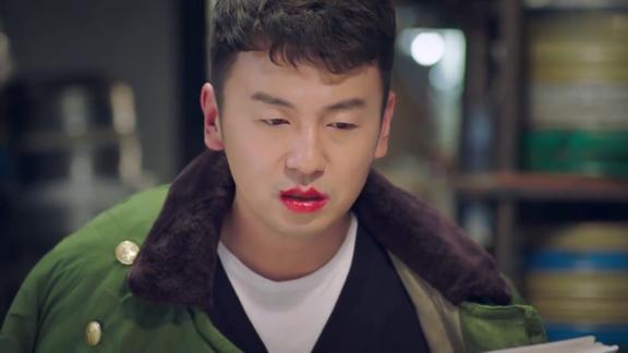 我爱男保姆雷佳音为哄孩子睡觉被逼涂上烈焰口红真辣眼睛