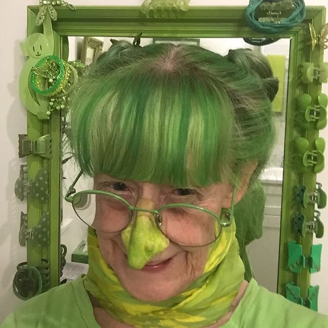 这个全身原谅色的老奶奶,过出了许多人想要的生活_绿色