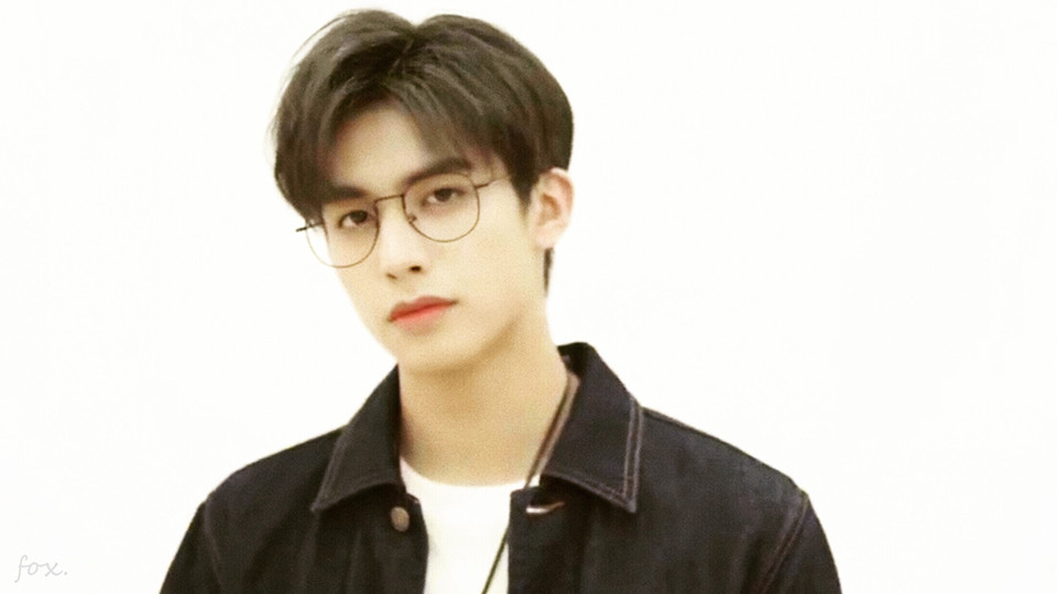 撩妹无数,霸道小奶狗的形象让人无法招架耶～他真的很帅,眼镜也很适合