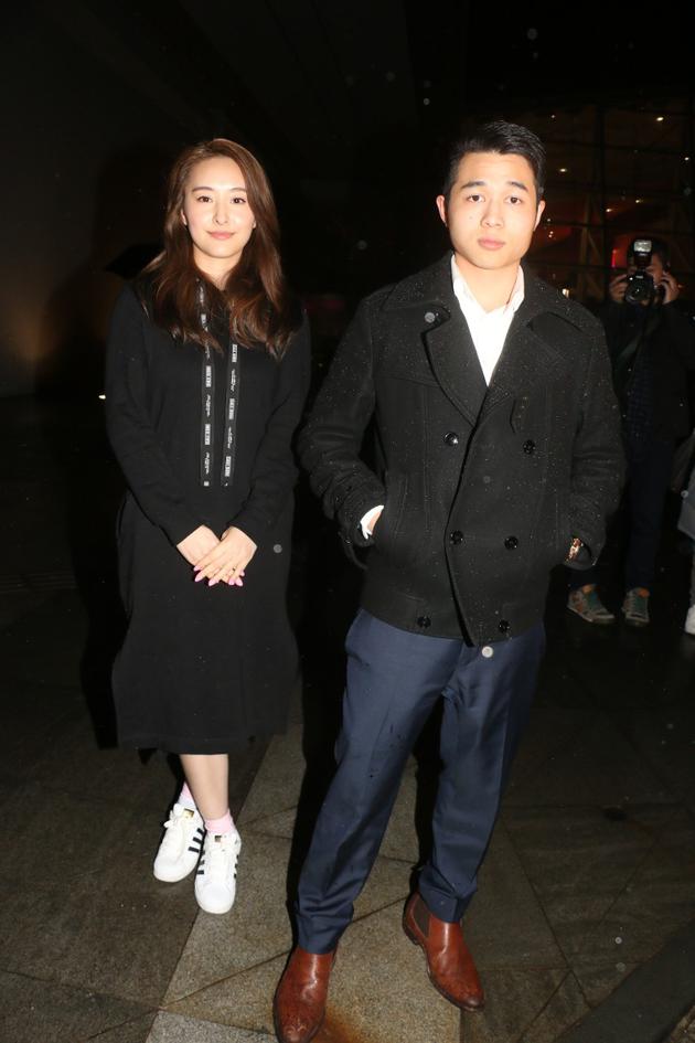 赌王四房长子何猷亨与前女友疑旧情复燃,安排座驾送旧爱回香闺_陈滢