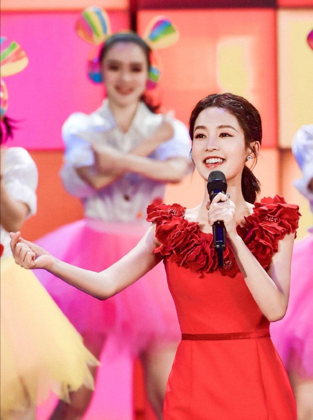 春晚都看了吗?甜美小花李沁给大家拜年了,这该死的甜美,爱了