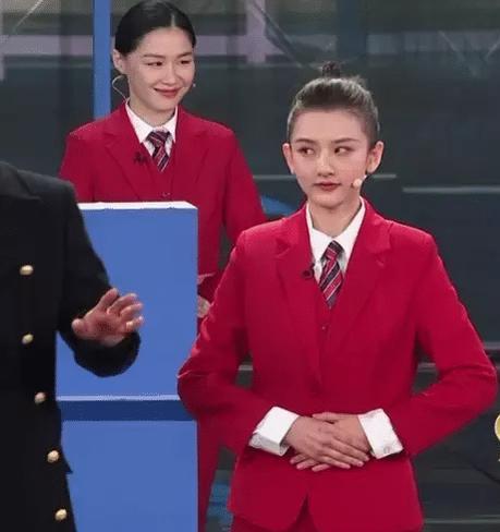 春节联欢晚会,宋祖儿身穿空姐制服,张天爱的腿更是大亮点
