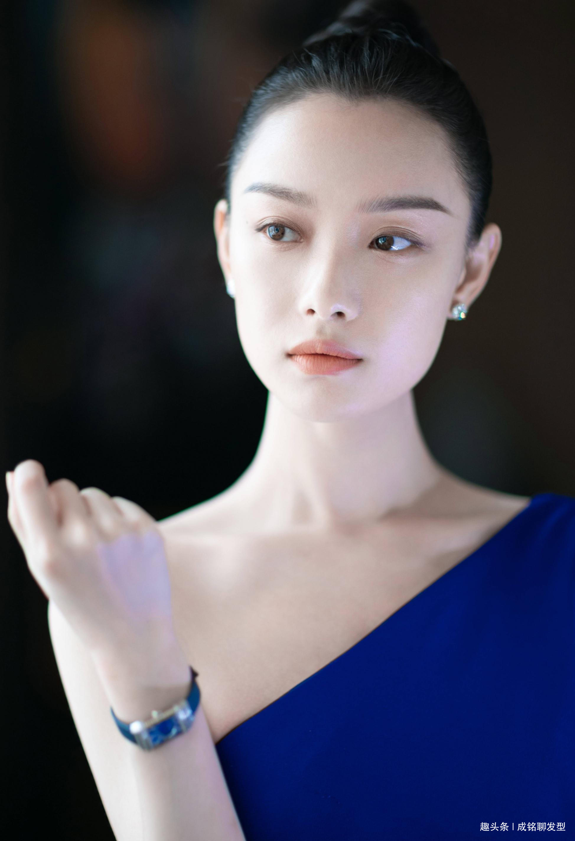 倪妮真敢穿羽毛纱裙领口开到肚子皮肤白得晃眼睛惊艳度超标