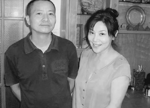 红过毛阿敏韦唯,多次登上春晚,47岁丈夫与父母同时去世
