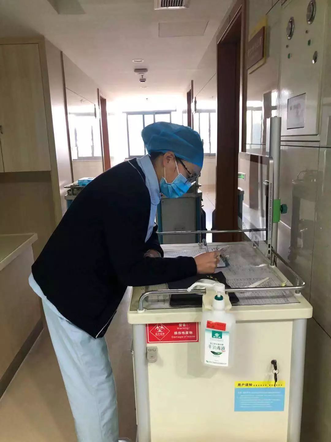 设立呼二病区和发热门诊专班呼二病区防护培训为有效处置新冠肺炎疫情