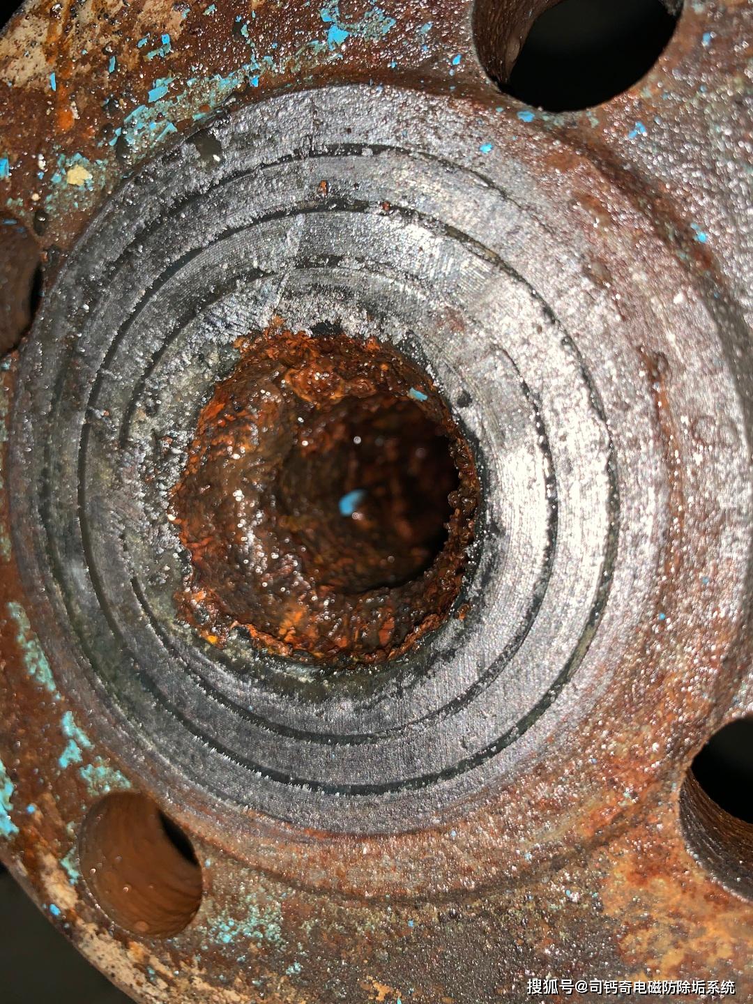 管道内腐蚀结垢严重经现场调研,在蒸汽锅炉补水管道总管1寸不锈钢管上