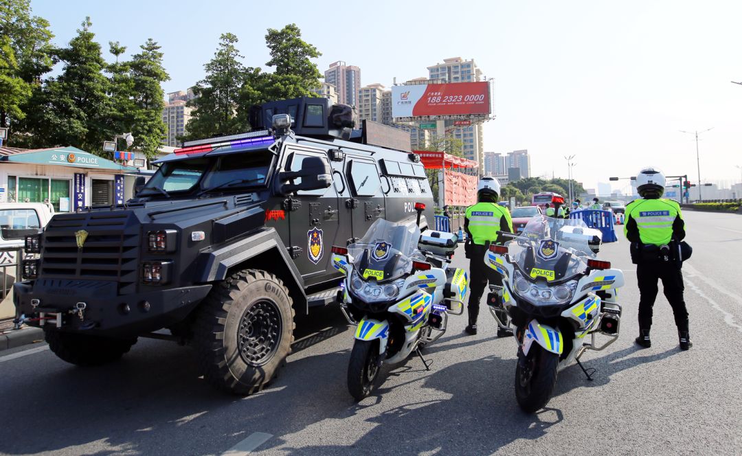 超硬核特警战车巡逻铁骑走街窜巷秒变防疫宣传车