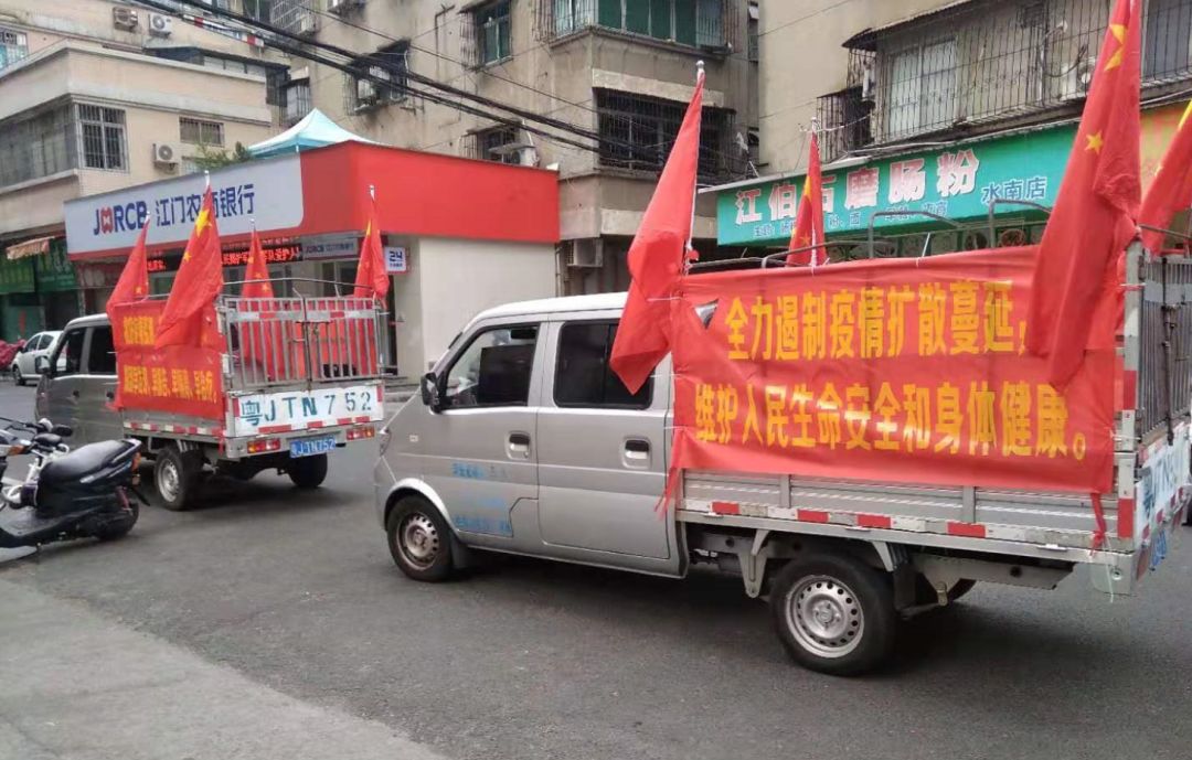 1月29日,在水南市场有两部车拉横幅经过,市民周忠东投稿