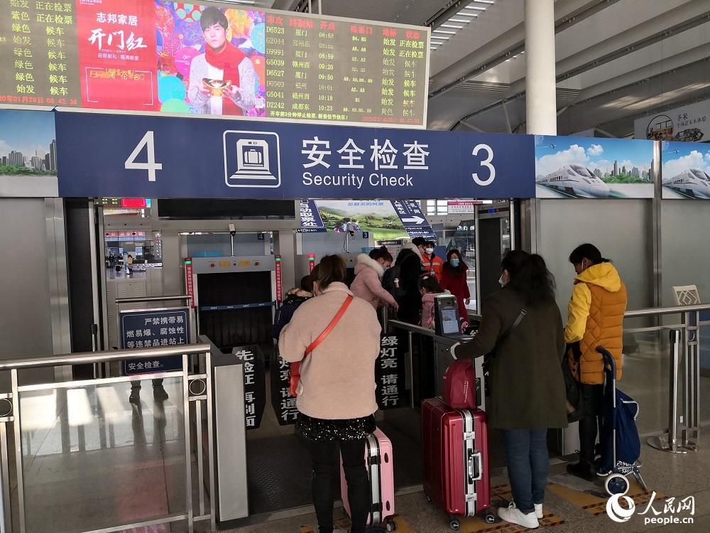火车站,请关口前移加强进站体温检测!