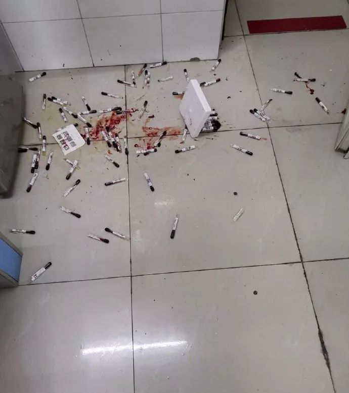 【每日杂图】网友:女朋友大半夜起来照镜子是什么问题?