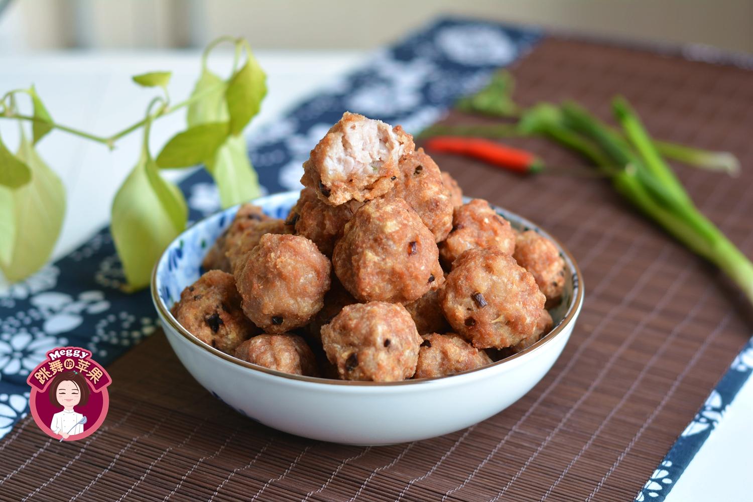 肉丸子也是年年要炸的,以前的肉少,就少炸点儿,家里来客人了,就是相当