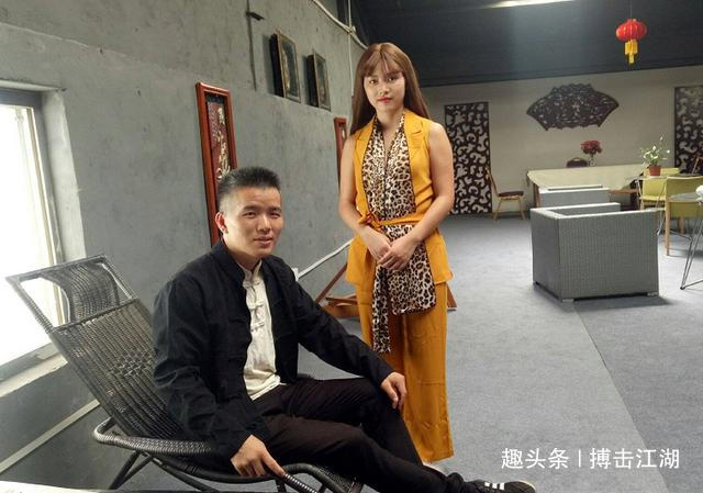 咏春大师余昌华,那可是真正的叶问传人,叶问大弟子黄淳梁之子黄匡中