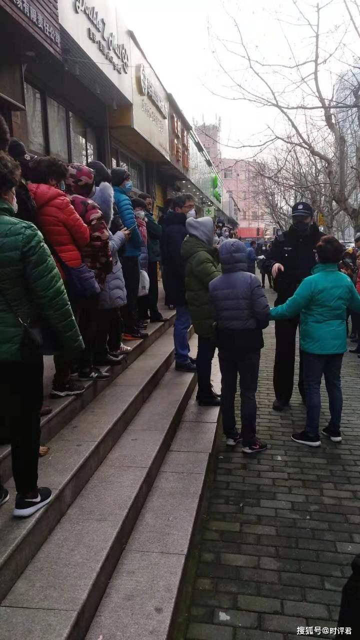 上海街头一景药房门口排队买口罩