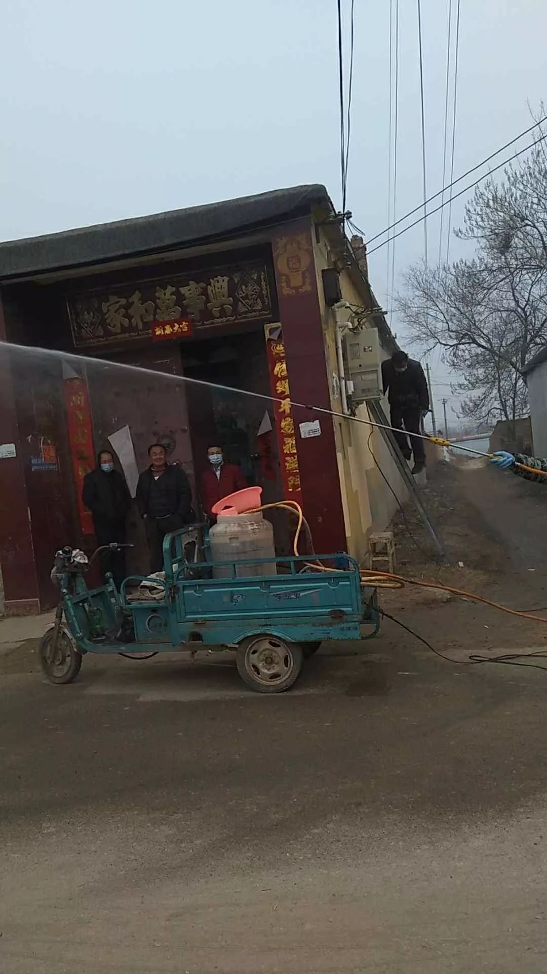 莘县 十八里铺镇对村庄进行消毒▼2020年1月29日 14点34分边排查,边