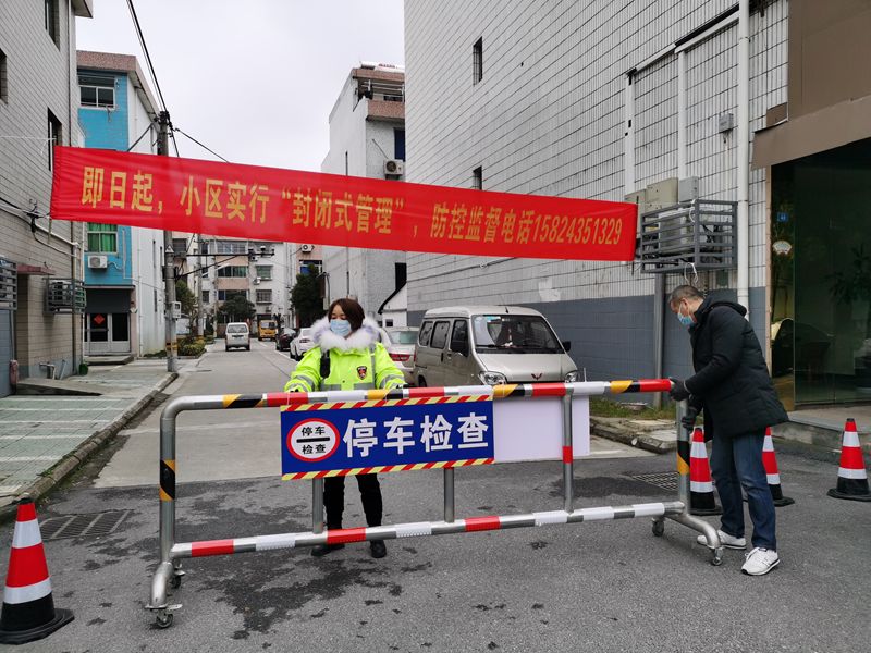 周王庙镇疫情防控卡点驻守中的巾帼身影
