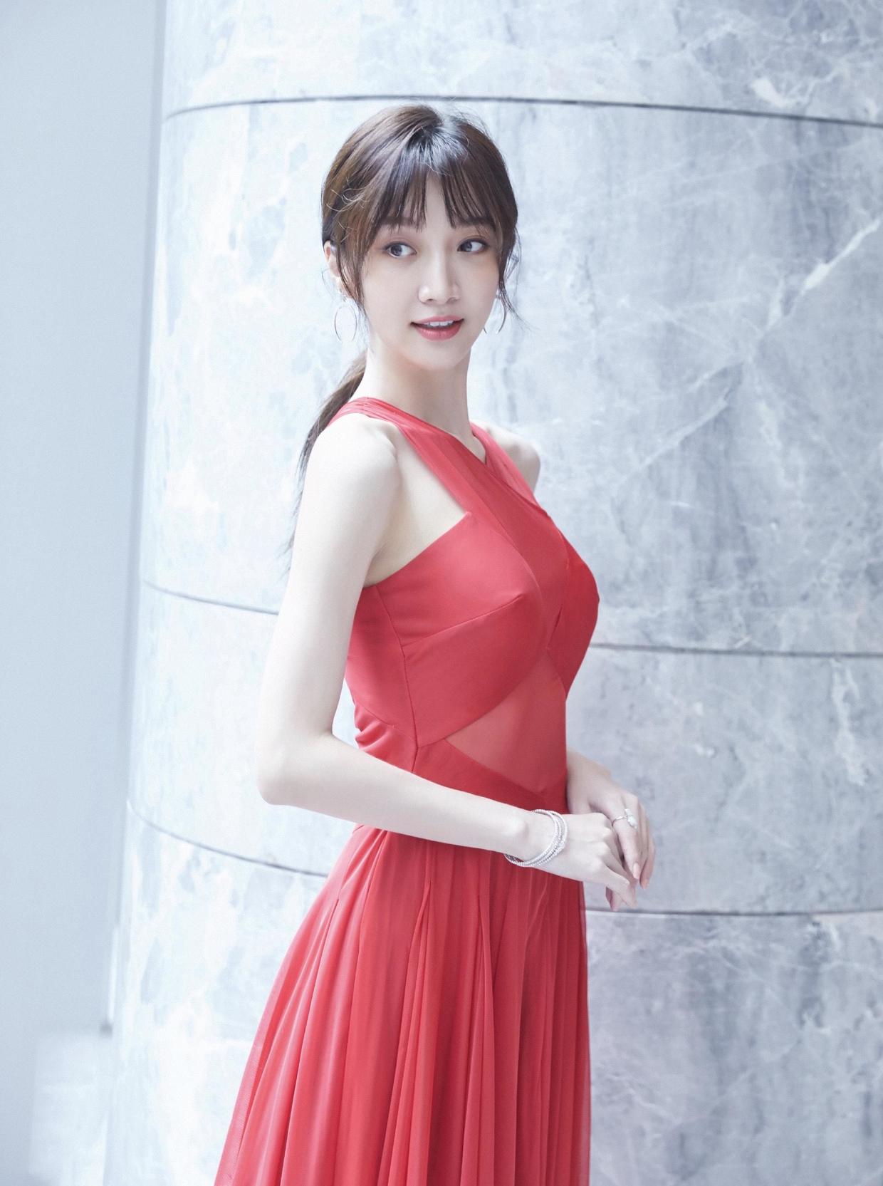 原创郑雅文衣品好得过分身穿红色连衣裙优雅大气皮肤白到发光