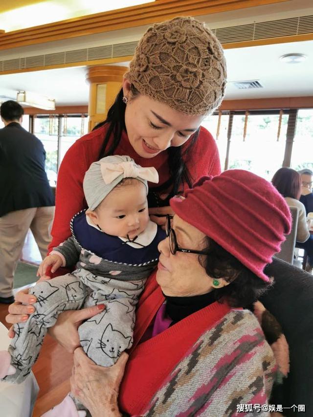 43岁陈少霞晒三代同堂合影,"双儿"打扮贵气,三胎女儿大眼可爱