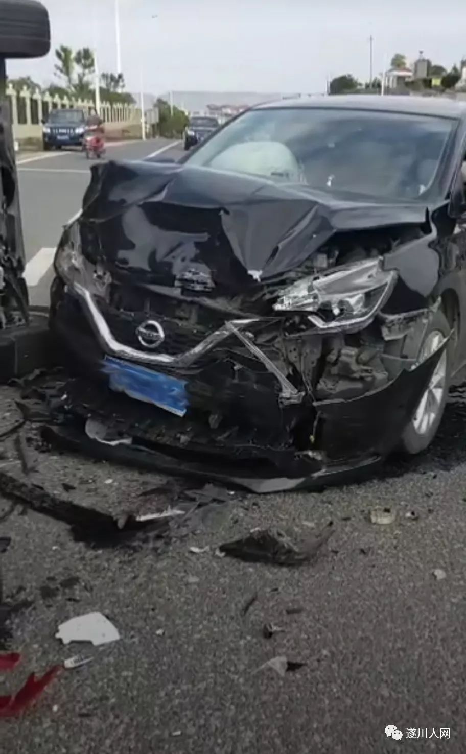 遂川红塔附近两车相撞,一辆车被撞侧翻,一辆车头被撞烂!